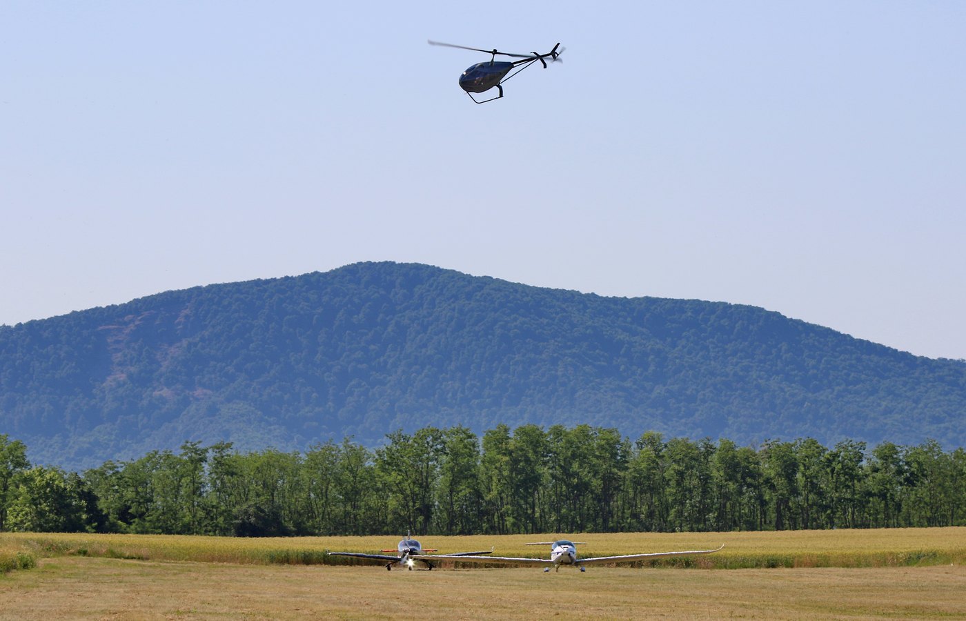 HC-02 im Flug über einem Flugfeld