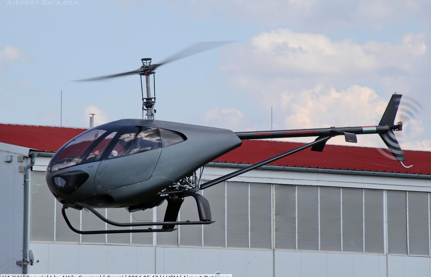 HC-02 vor Hangar und rotem Dach