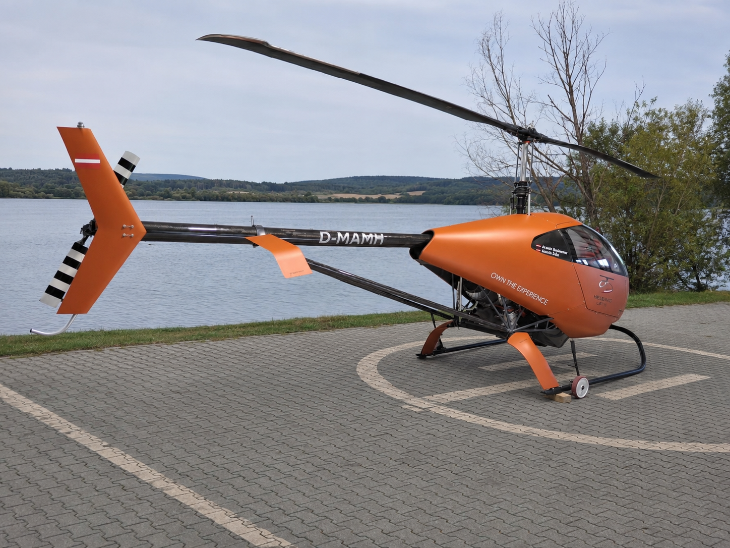 Orangefarbener Hungarocopter HC-02 an einem See