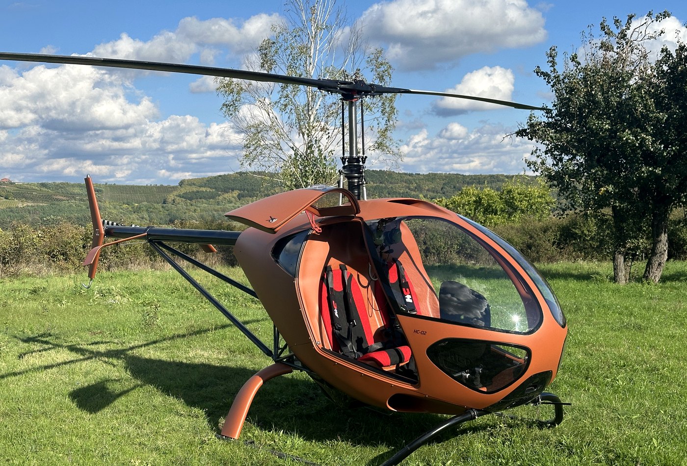 HC-02 mit geöffneten Türen auf einer Wiese